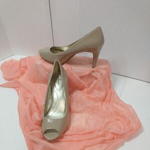 Bandolino Womens SZ 11M Rainaa Peep Toe Classic Pumps, Tan,